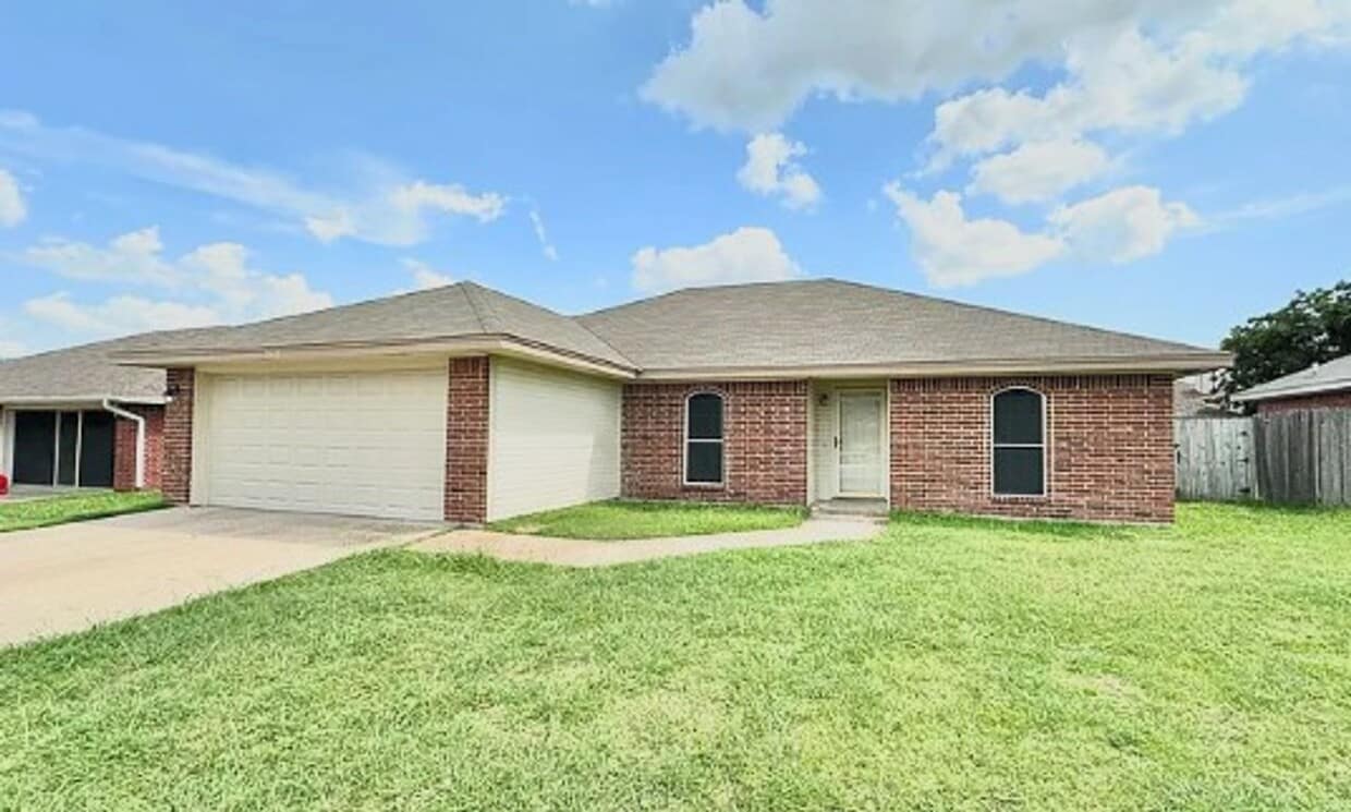 Foto principal - For Rent – 3 Bedroom, 2 Bath Home with 2-C...