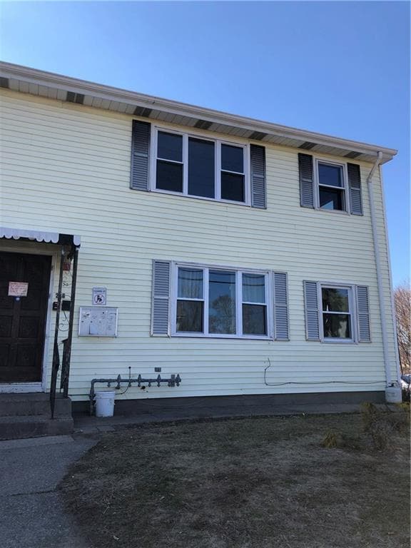 266 High St Unit Upper R, Cumberland, RI 02864 Room for Rent in