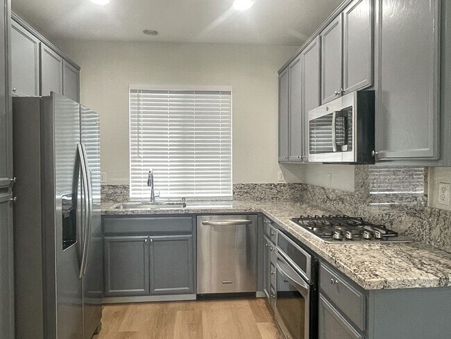 Foto del edificio - Upgraded 3 bedroom 2.5 half bath home in C...