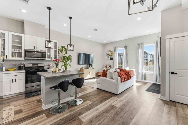 Building Photo - 405 Stonework Garden Ln