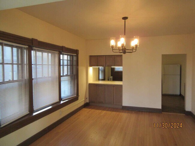 Foto del edificio - Available June 2026 huge, sunny light filled 3 Bedroom 2 Full Bath apartment with Free Heat