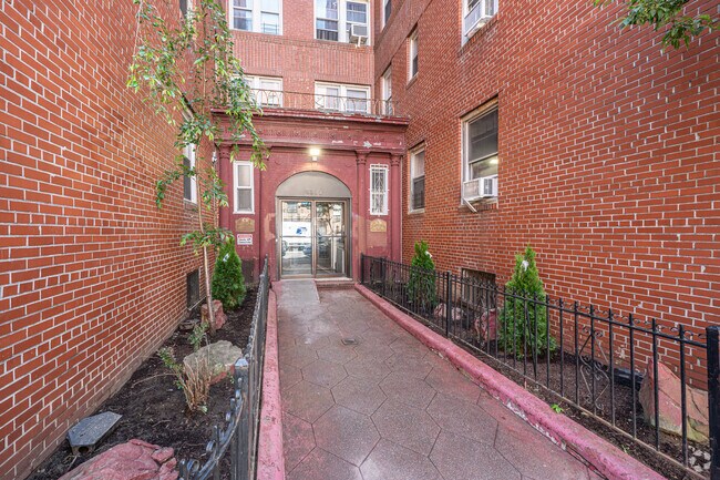 Entrada - 88-10 Whitney Ave