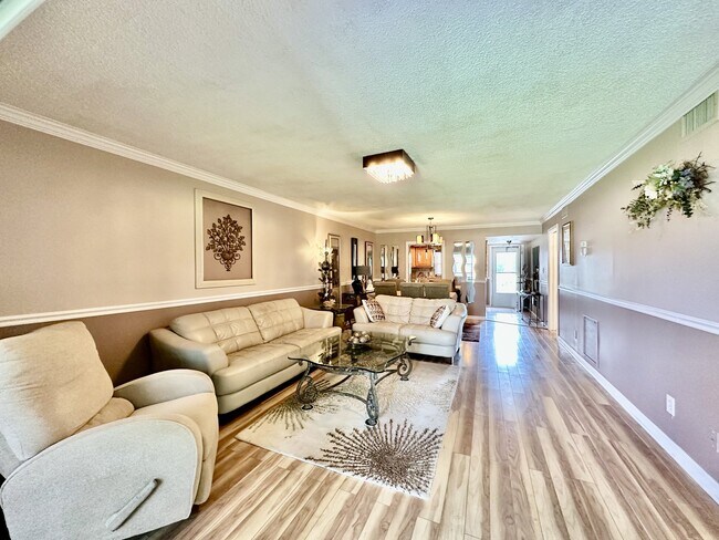 Foto del edificio - 5467 Rattlesnake Hammock Rd