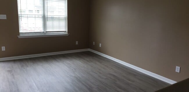 Building Photo - Adorable 2 bedroom 2.5 bath townhome