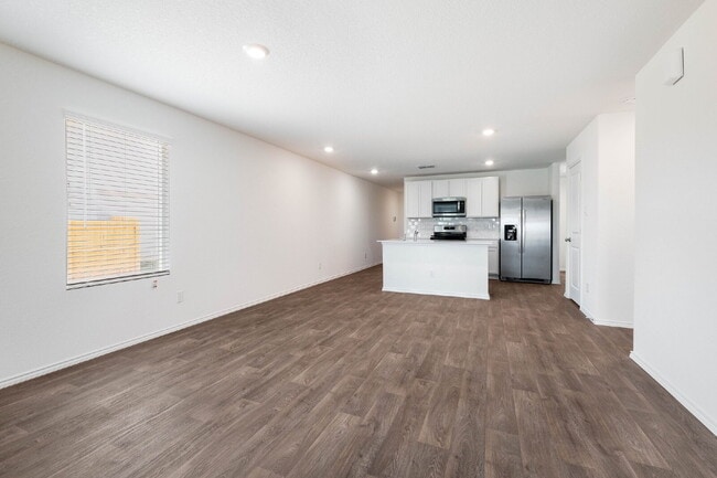 Building Photo - Redbird Ranch 4 Bedroom, 2 Bath, Free Internet, Tons of Amenities