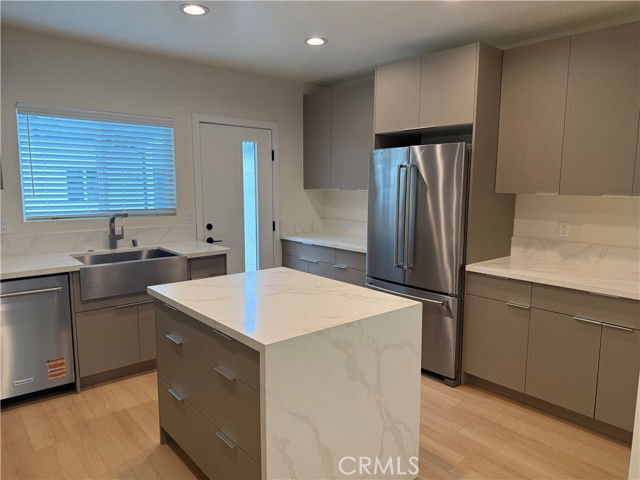 Building Photo - 1070 N Vinedo Ave