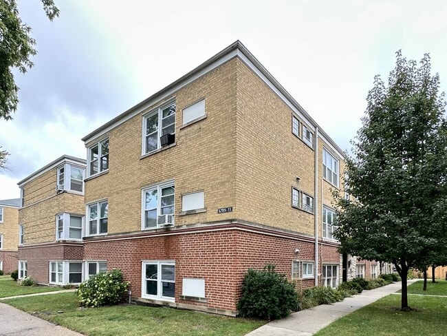 Building Photo - 6709 N California Ave