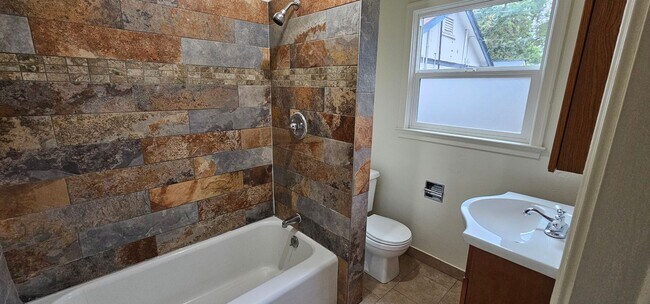 Building Photo - 1 Bedroom 1 bath Cottage home For Rent, Ol...
