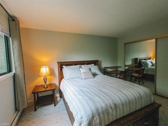 Foto del edificio - 2 br, 1.5 bath Condo - 2224 Glacier Street...