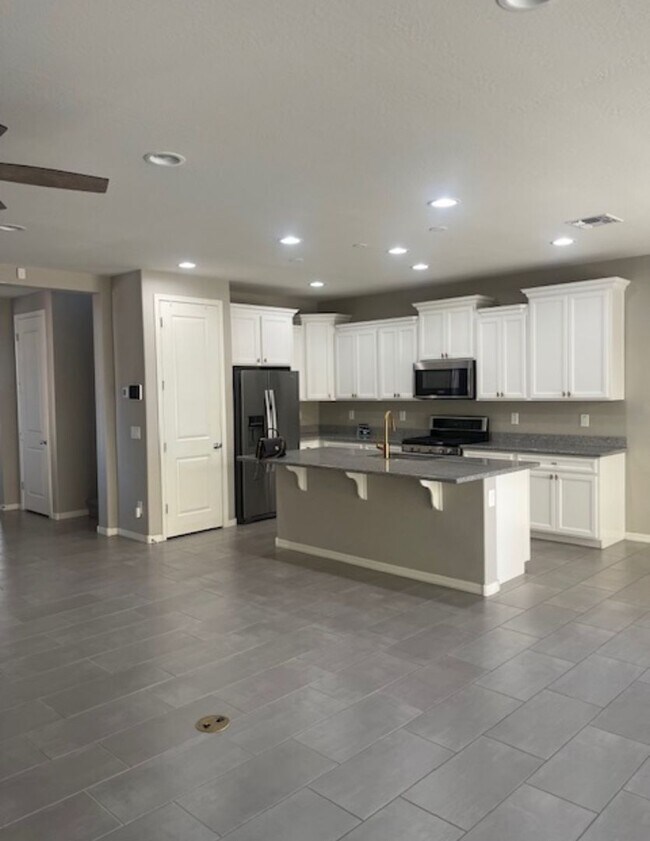 Building Photo - 4 BEDROOM HOME IN GATED VILLAS AT TRELLIS IN PHOENIX
