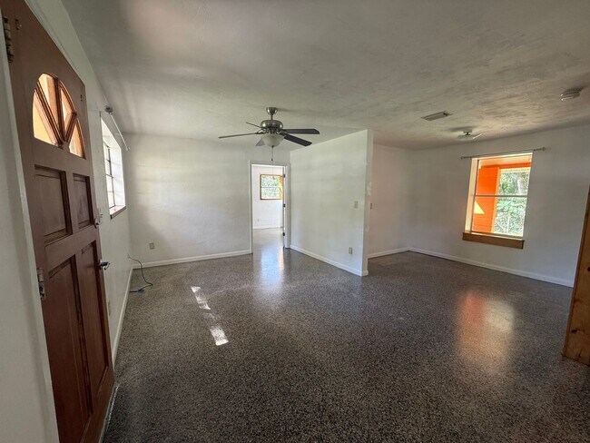 Foto del edificio - Welcome to this spacious 3-bedroom, 2-bath...
