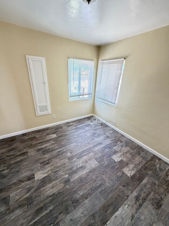 Foto del edificio - Top-Floor Corner Gem in the Heart of Normal Heights
