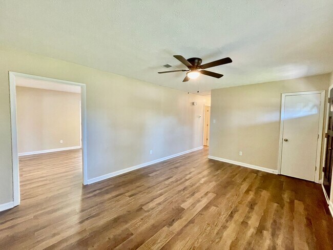 Foto del edificio - 3 bed, 1 and a half bath Nest in Hope Mill...
