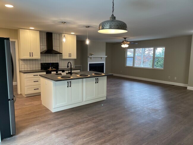 Foto del edificio - 6130 Grove Dr