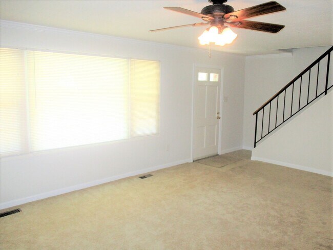 Foto del edificio - Beautiful 4 Bed 2 Bath Home Sitting On A Spacious Lot In Serene Greenbriar