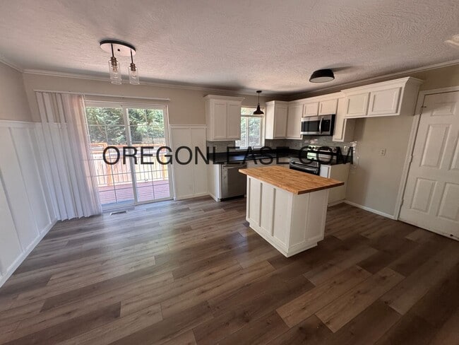Building Photo - 3 bedroom 2 bath Cottage grove townhome