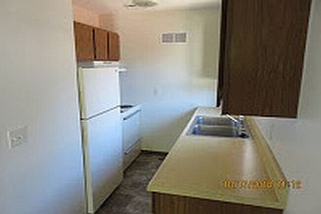 Kitchen view - 2812 Everett St