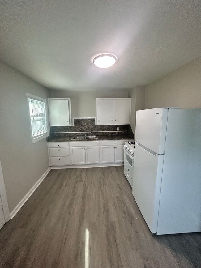 Building Photo - 2 Bedroom 1 Bath Just Renovated with New Appliances