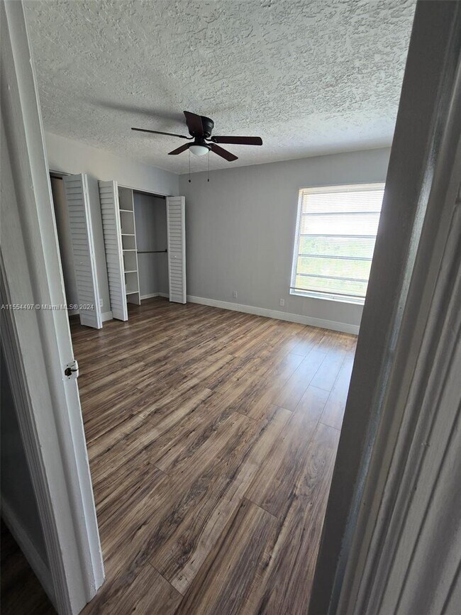 Building Photo - 430 Commodore Dr