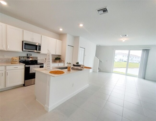 Building Photo - 400 SE Crossoak Ln