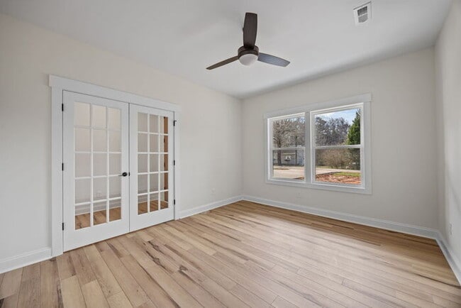 Building Photo - 387 Lake Farm Dr