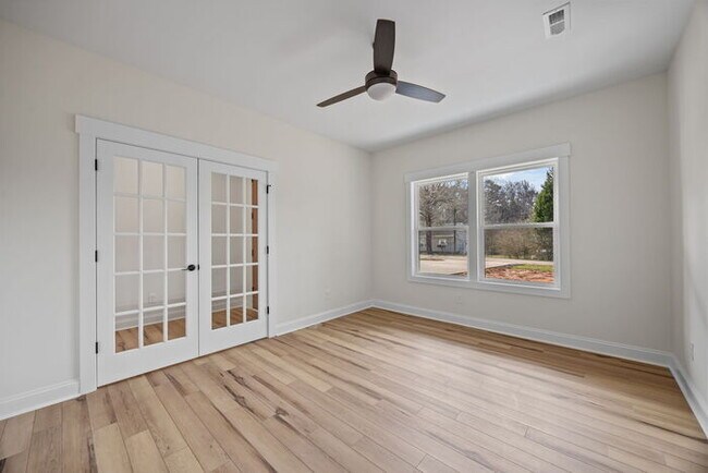 Foto del edificio - 387 Lake Farm Dr