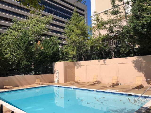 Foto del edificio - 1301 N Courthouse Rd