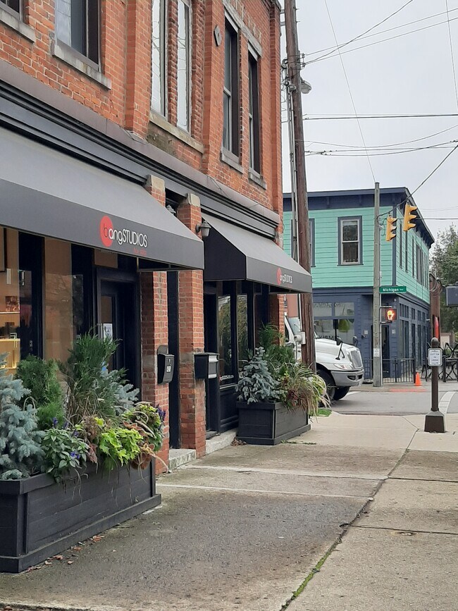 Frente - 431 W 3rd Ave