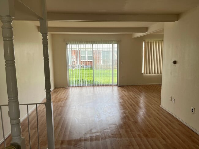 Building Photo - 21659 Hidden Rivers Dr N