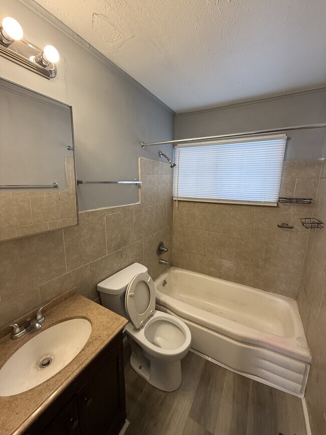 Foto del edificio - 4715 E 33rd St