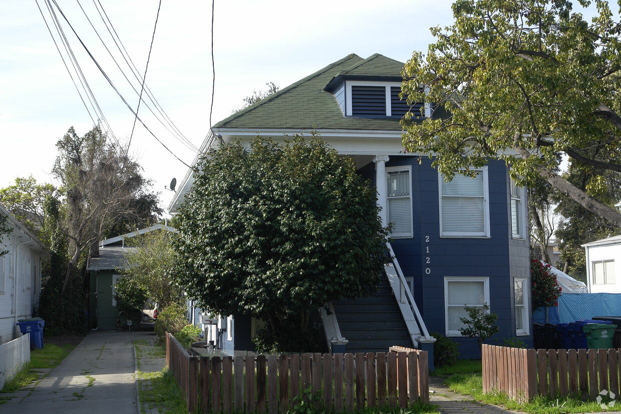 Building Photo - 2120-2122 Lincoln Ave