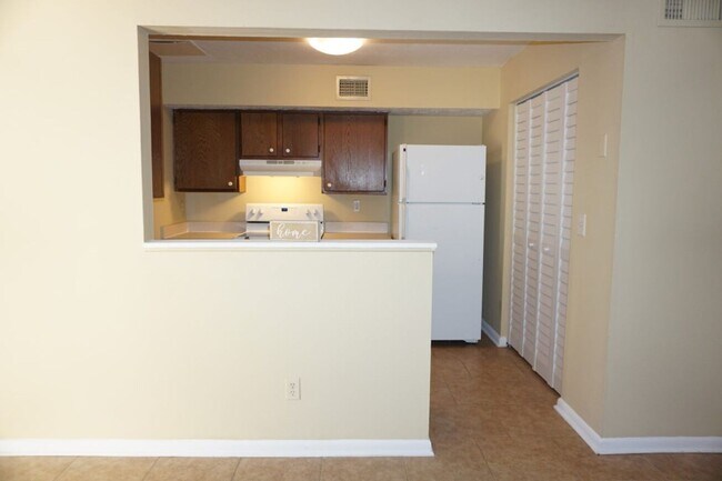 Building Photo - 2 bedroom 2 bath townhouse located need NS...