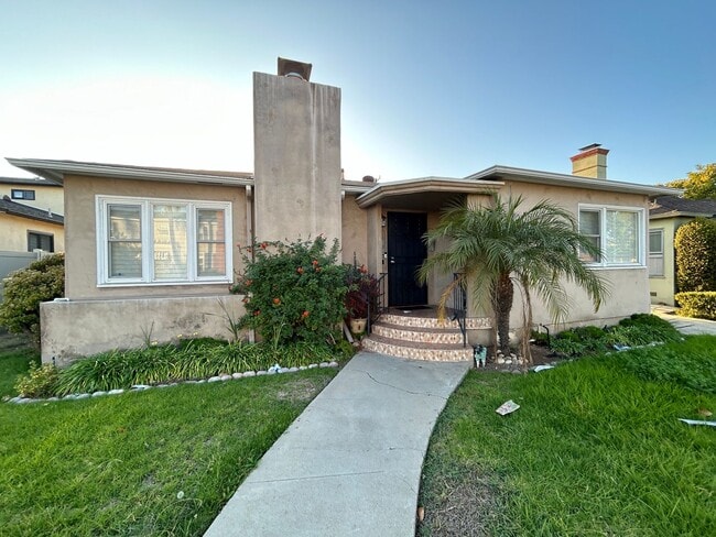 Building Photo - Large house available on Rockford!