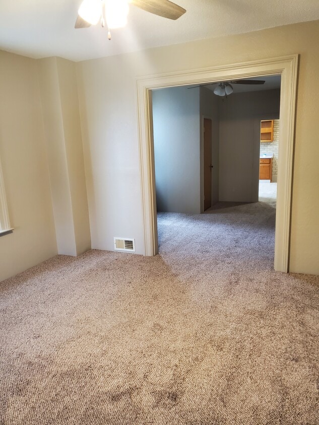 Living area (new carpet) - 522 E 22nd St