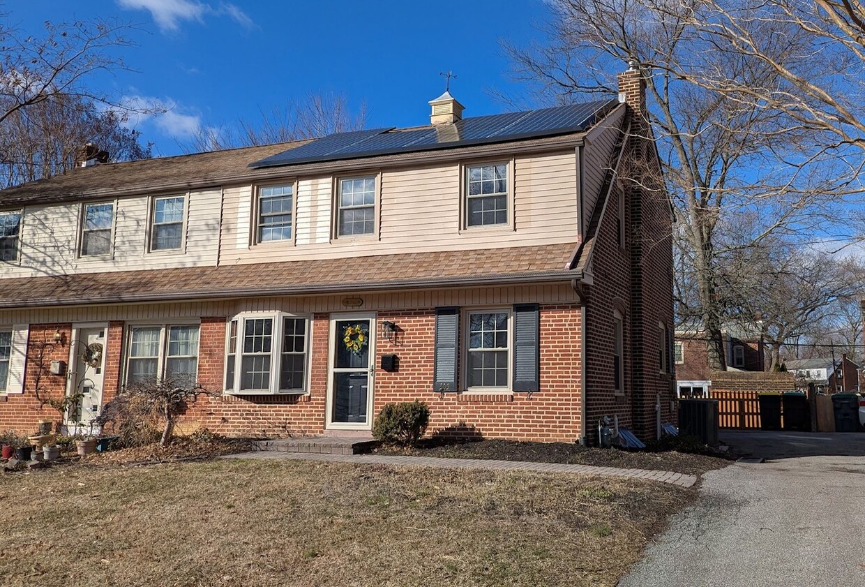 Primary Photo - Lovely 3 Bed / 2.5 Bath Colonial in Lancas...