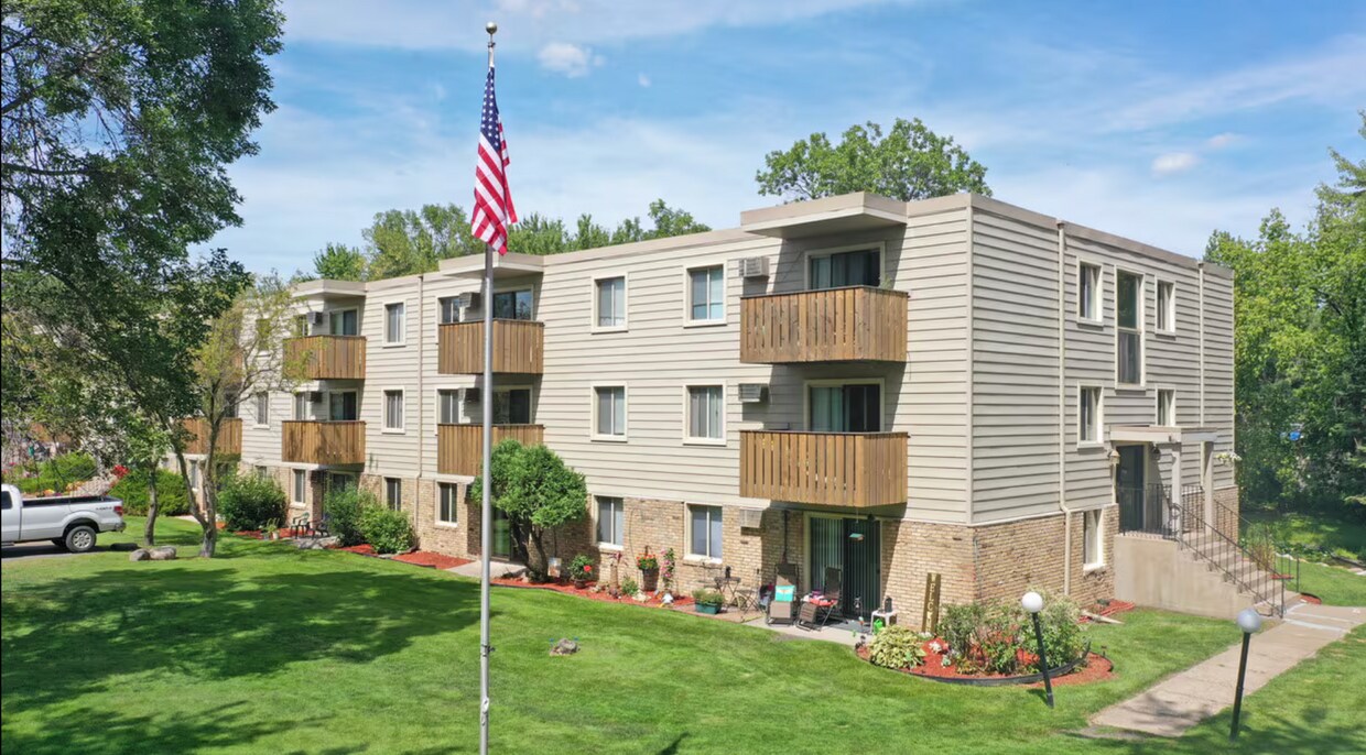 Foto principal - Forest Lake NorthShore Apartments LLC (1167)