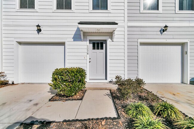 Foto del edificio - Gorgeous 3-Story Townhome in Park Circle | 3BR + Flex Space + Garage