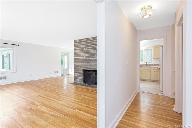 Building Photo - 10 Brooklawn Dr