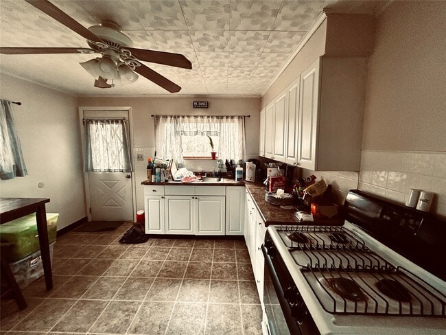 Building Photo - 98 Richard St