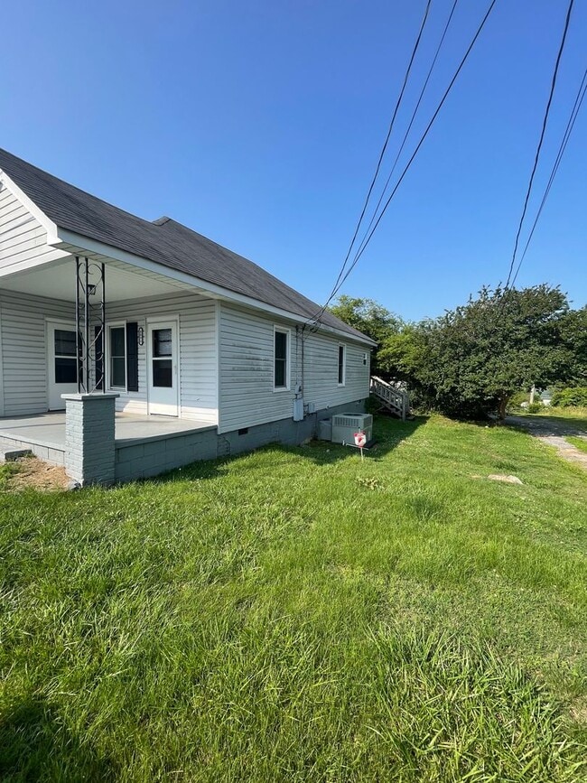 Building Photo - Must see this adorable 2 bed 1 bath bungal...