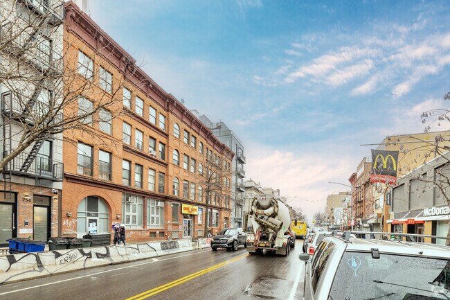 Foto del edificio - 740 Grand St