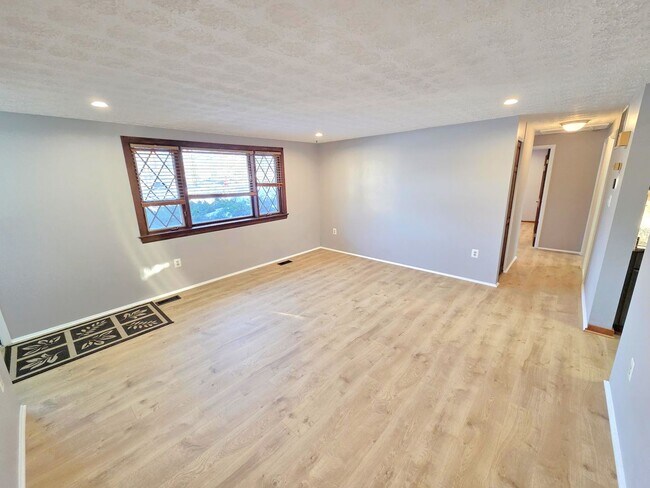 Foto del edificio - Charming 2-Level, 3 Bed 2 Bath Home In Much Sought After Chalet Woods Location