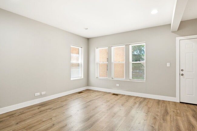 Foto del edificio - 5731 N Washtenaw Ave