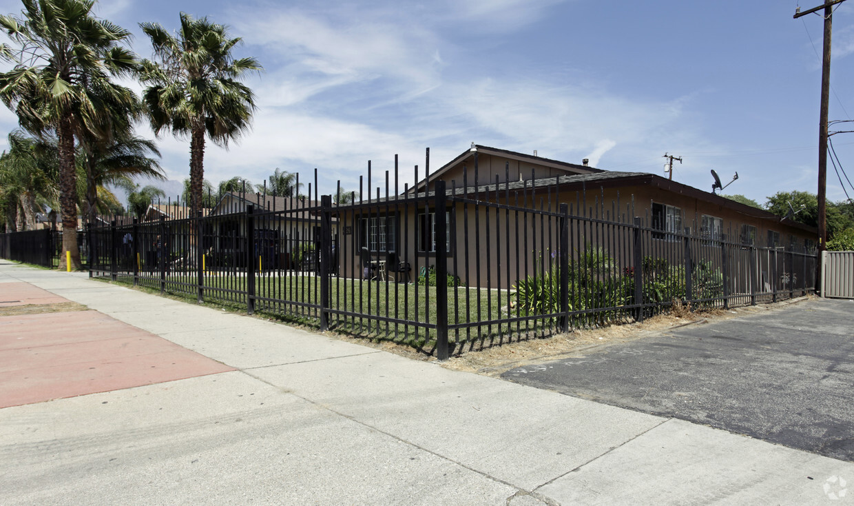 Primary Photo - Flora-Parkside Villas