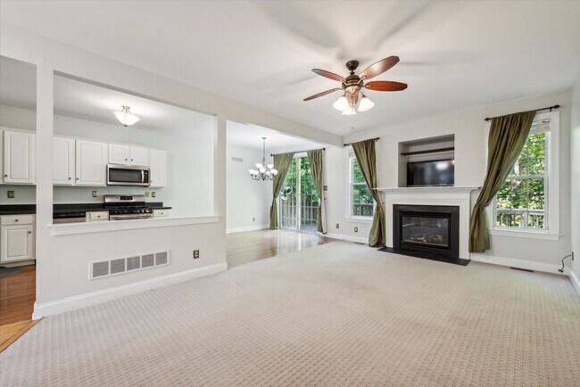 Building Photo - Lovely 2 Bed 2.5 Bath + a Loft Townhome in...
