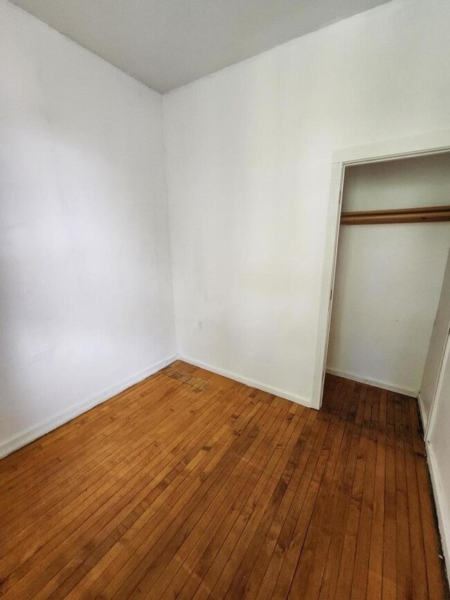 Building Photo - 1254 N Maplewood Ave