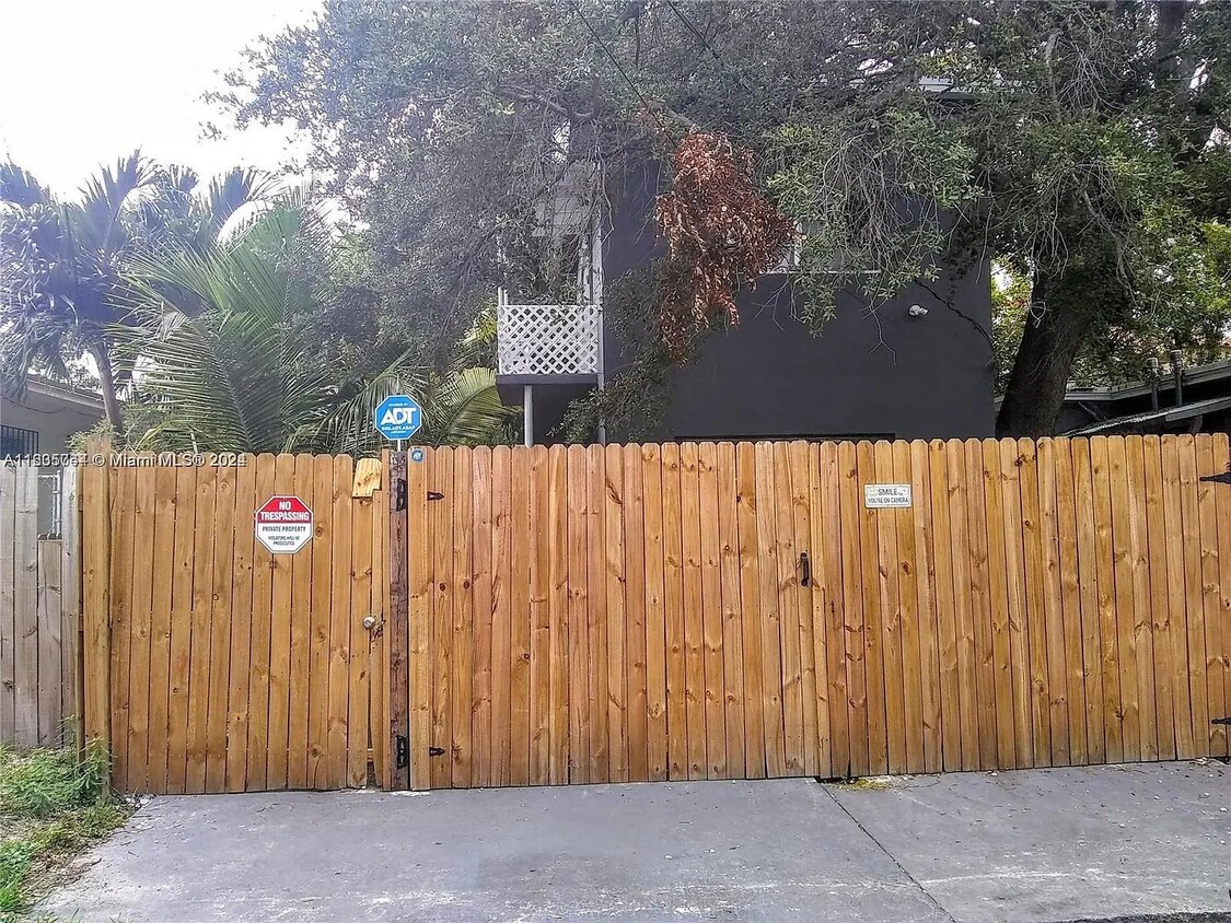 Foto principal - 142 NE 56th St