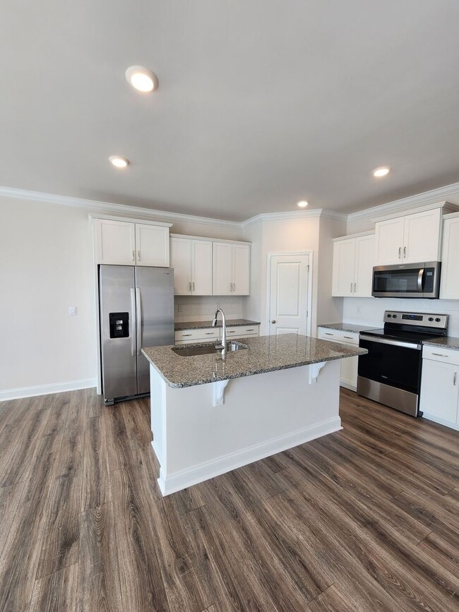 Building Photo - **6 Month Lease** Hendersonville Rental!