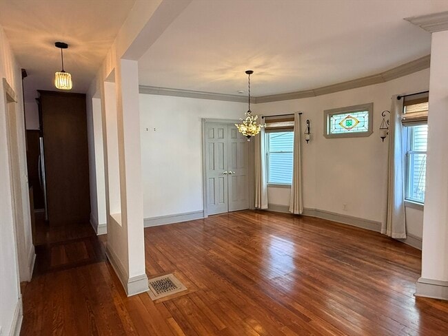 Building Photo - 96 King St