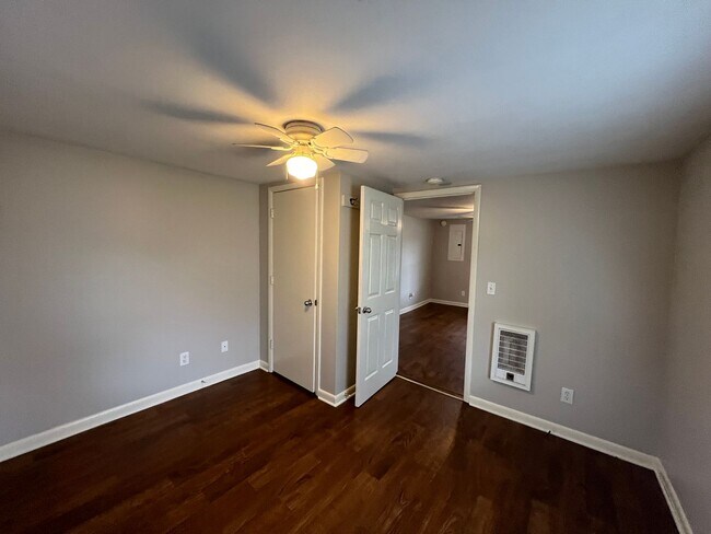 Building Photo - Cute 2 Bedroom / 1 Bath Home - Large yard ...